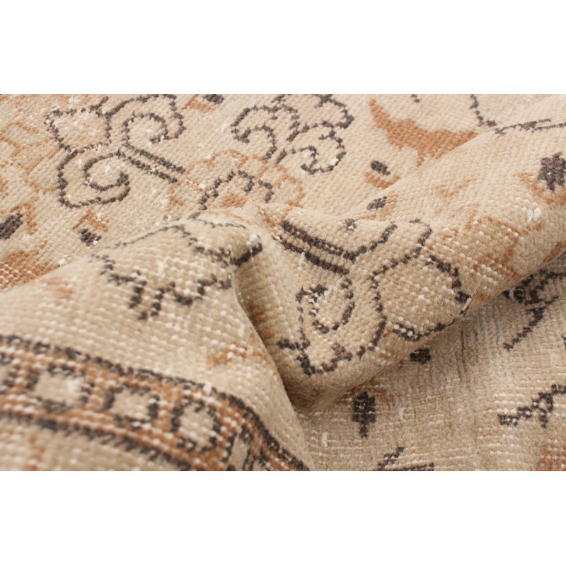 Tapis crème rétro Trayven 3 pi 8 po x 7 pi 1 po