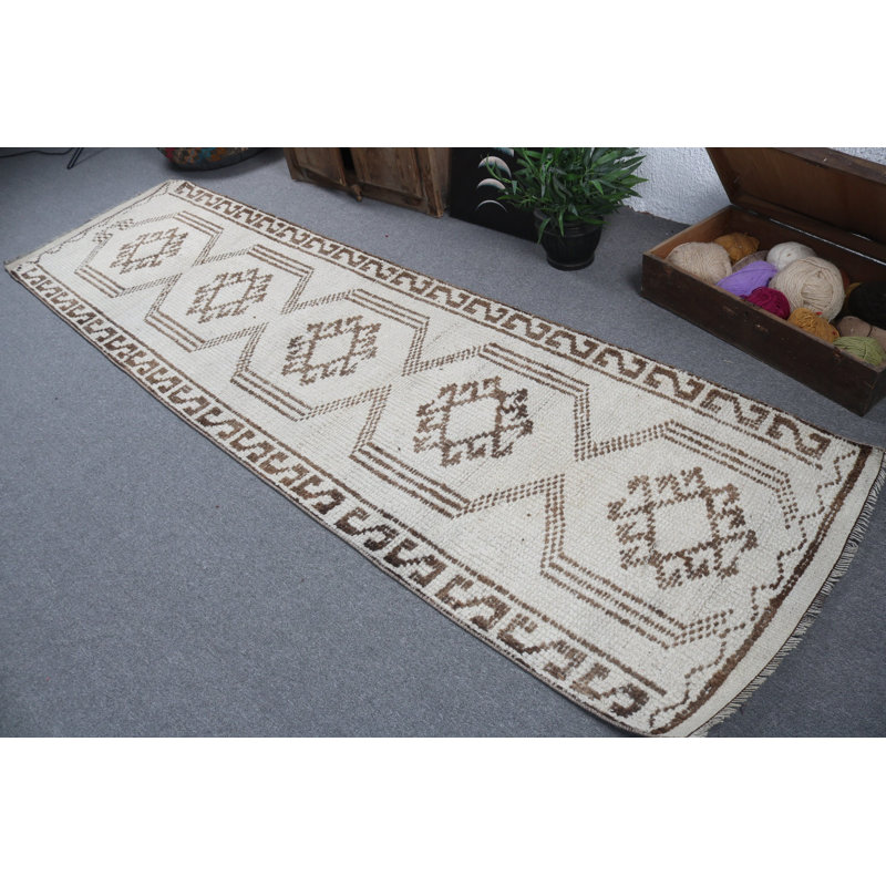 Superbe tapis turc crème et brun avec un élégant motif géométrique bohémien pour les couloirs