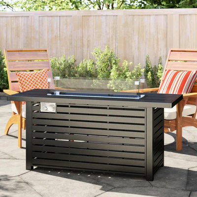 Table de foyer au propane en acier de 24 po avec couvercle - Transformez votre patio en un endroit paisible. Structure, abat-jour neutre. Base à lattes aérée. Couvercle de foyer, pierres de lave, perles de verre. Allumage facile