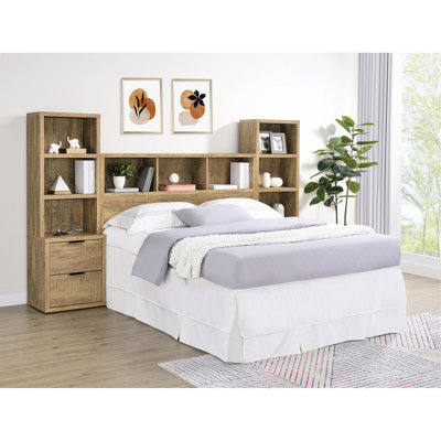 Chambre à coucher avec 3 lits queen, comprenant une tête de lit bibliothèque, des tables de chevet avec tiroirs sécurisés et un espace de rangement organisé, un dessus verrouillable et des ports de chargement USB.