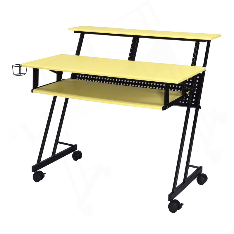 Bureau de studio de musique jaune et noir avec plateau à clavier