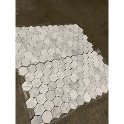Mur en nid d’abeille en marbre 2 po x 2 po et carreaux de sol