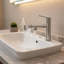 Robinet de lavabo de salle de bain chromé à poignée simple avec fontaine et installation à trois trous à fixation sur le comptoir
