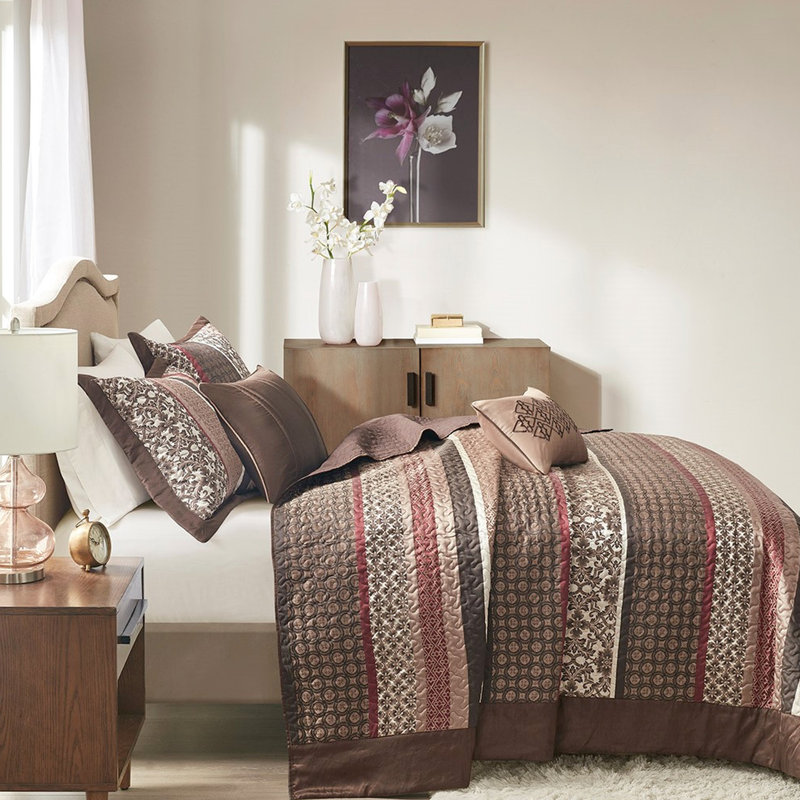 Courtepointe réversible 5 pièces - détails de broderie très grand / très grand et coussins décoratifs de couleur unie rouge avec textures géométriques