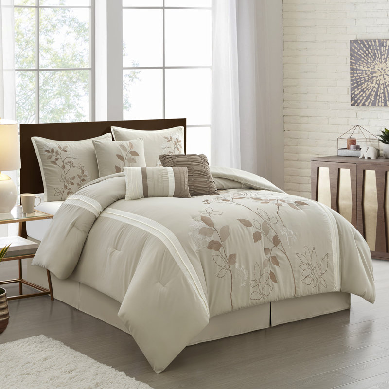 Ensemble d'édredon floral 7 pièces Anissa, Grand édredon et 6 pièces supplémentaires, Beige