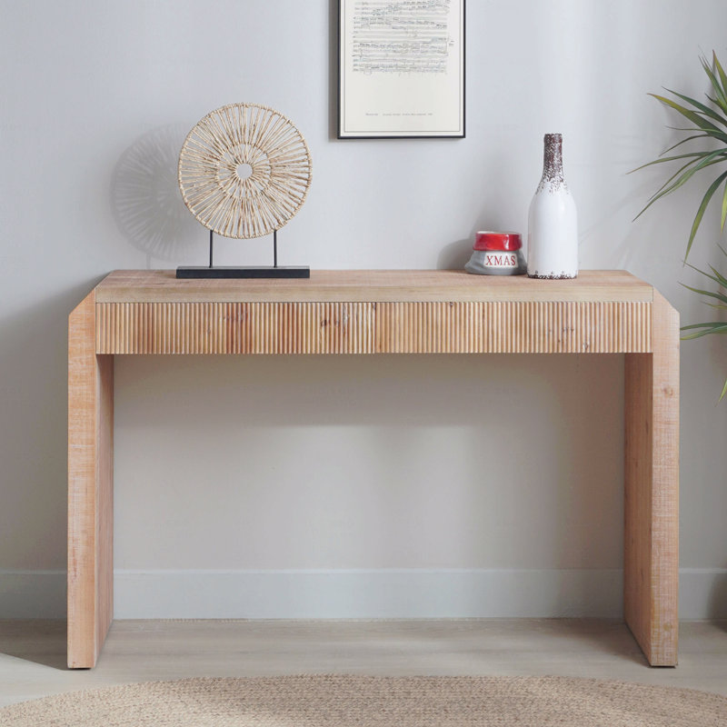 Console rustique en bois, avec un design minimaliste à nervures et une finition naturelle