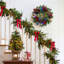 Couronne de Noël 18 pouces avec pommes de pin, baies et lumières colorées pour porte d'entrée