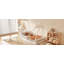 Lit simple en bois avec clôture-554264289