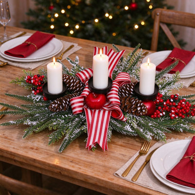 Centre de table de Noël avec 3 chandeliers, composition de pin artificiel givré avec nœud rayé rouge et blanc, pommes de pin, baies rouges et boules de Noël, décoration de table pour les fêtes