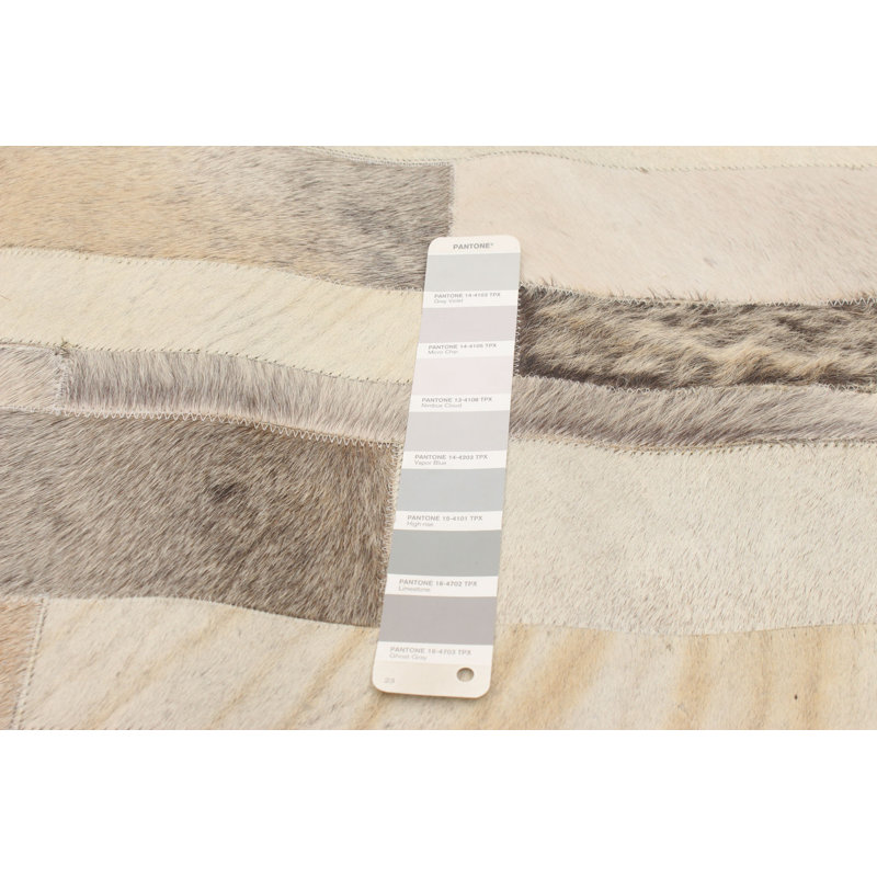 Tapis gris clair en cuir de vache fabriqué à la main Guthmar