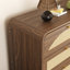 Commode 8 tiroirs à finition noyer avec façade en rotin, large commode en panneau de particules pour un rangement et une organisation modernes