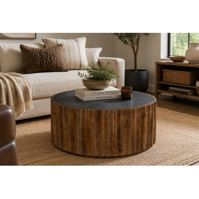 Table basse ronde rustique avec plateau noir et piètement à lattes en bois massif