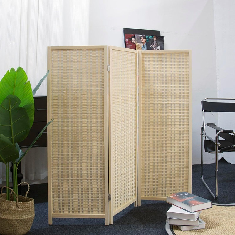 Paravent pliable à 3 panneaux, autoportant, en tissu beige et cadre en bambou.