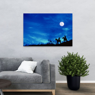 Silhouette des années 1980 de deux cowboys anormaux chevauchant des chevaux au crépuscule sous la pleine lune dans un ciel bleu foncé abstrait rétro, paysage de cheval rétro ...