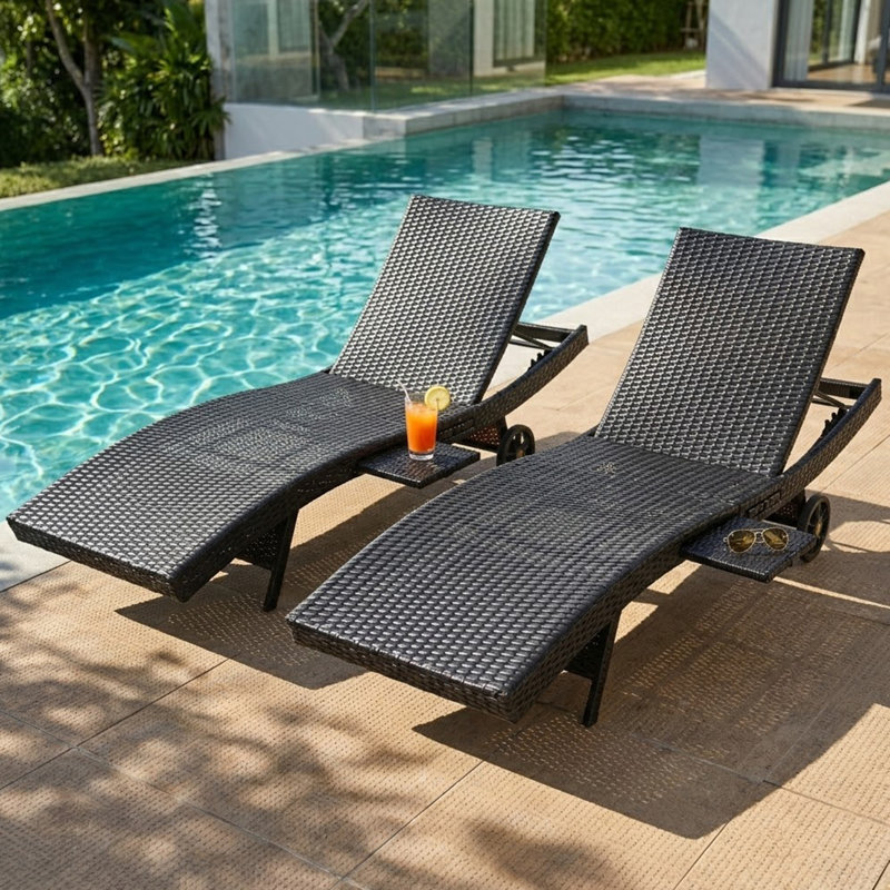 Ensemble de 2 chaises longues modernes en osier d'extérieur avec dossier réglable et roulettes pour table d'appoint, pour la piscine, le patio et le jardin