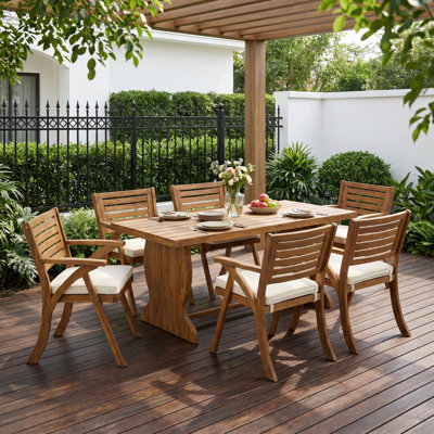 Ensemble de salle à manger d'extérieur Brizio pour 6 personnes, style bohème côtier, en bois d'acacia, avec fauteuils rembourrés, plateau à lattes et piètement à tréteaux.