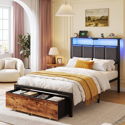 Lit plateforme rembourré avec 2 tiroirs en tissu et tête de lit ouverte avec rangement, lampe DEL réglable et station de recharge, sommier non requis