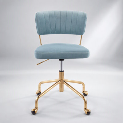 Chaise de bureau contemporaine en métal doré et velours bleu clair, conçue de manière ergonomique pour un confort et un style optimaux dans les bureaux à domicile.