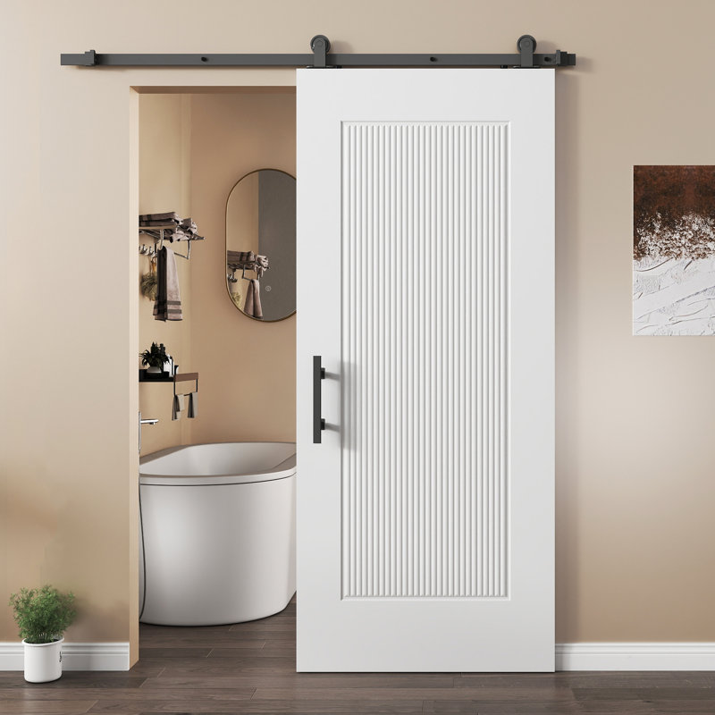Porte de grange coulissante apprêtée 36 po x 84 po à 1 panneau blanc apprêté avec trousse de quincaillerie d’installation et une poignée carrée noire matte et une poignée encastrée noire matte 