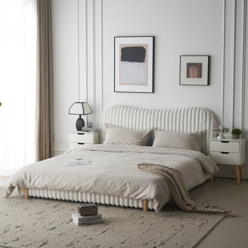 Lit tapissier épuré blanc avec tête de lit ondulée et coutures verticales