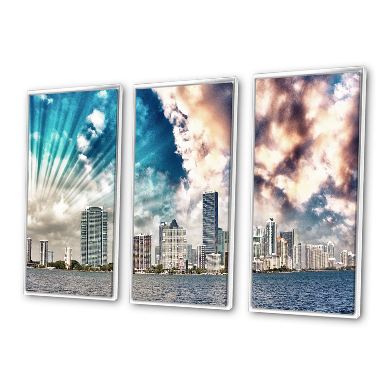 «Miami Skyline with Clouds - Cityscape», ensemble d'art mural sur toile, H 32 po x l 48 po, Blanc
