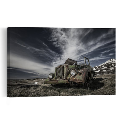 Camion abandonné, ciel de montagne, paysage abstrait spectaculaire de style vintage, affiche murale