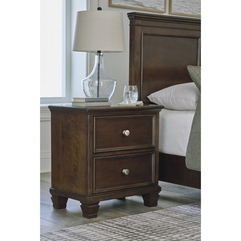 Très grand lit à panneaux, commode, miroir et table de chevet Danabrin