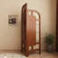 Vitrine d'angle simple et classique en rotin