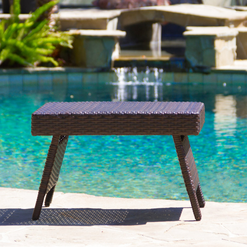 La table pliante toutes saisons - brune, s'adapte aux espaces extérieurs, avec une collation de patio pliable de 16,32 po x l 23,35 po et 15,75 po