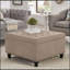 Grand repose-pieds de rangement carré avec pieds en bois, table basse capitonnée à boutons, parfait pour la vie moderne et rangement supplémentaire-588560254