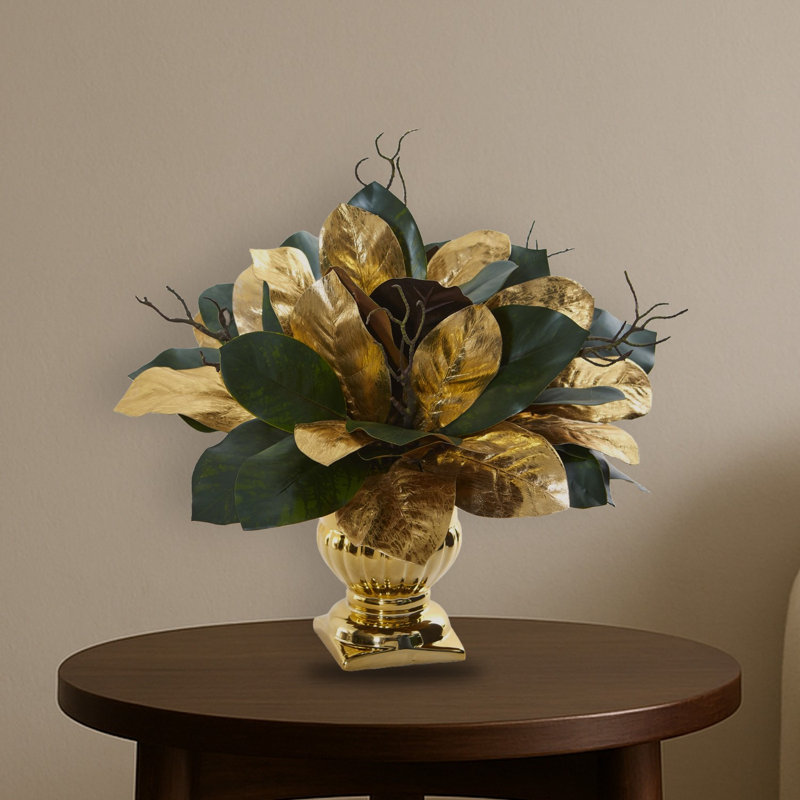 Arrangement artificiel de feuilles de magnolia en pot d'or