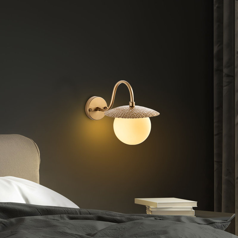 Élégante lampe murale dorée avec corps en métal et capuchon en verre, 8,7 po x 14,2 po x 11,4 po | Diamètre du capuchon de 5,9 po de diamètre, plaque de base de 3,9 po x 0,8 po | Douille E14 (40 W maximum, ampoule non incluse) | Éclairage élégant pour n'importe quelle pièce