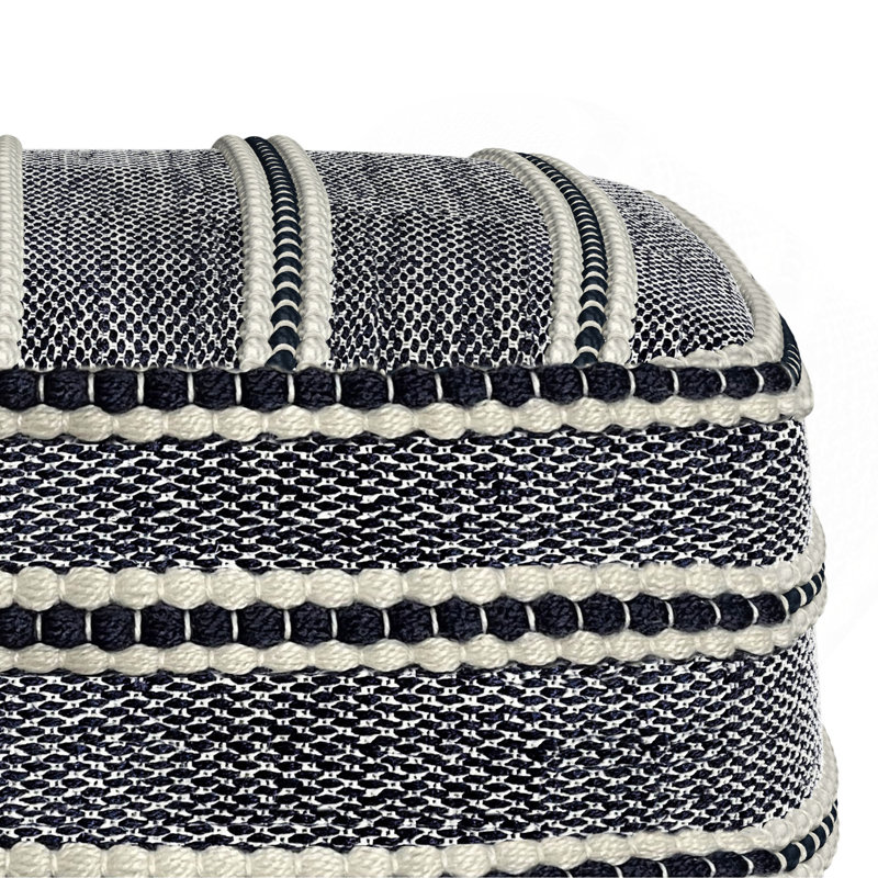 Pouf carré Corrie de 18 po de large en polyester PET tissé bleu marine et blanc