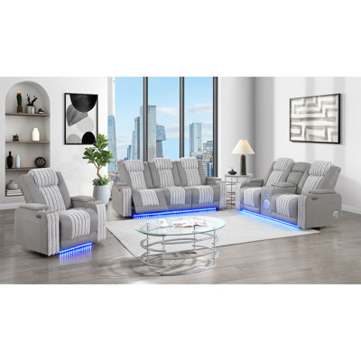 Fauteuil inclinable électrique gris avec éclairage DEL, haut-parleur, console centrale et style moderne. Siège semi-ferme, accoudoirs carrés, finition bois, revêtement en tissu. Profondeur : 184,6 cm, largeur : 94,4 cm, hauteur : 100,5 cm. Poids : 89,8 kg.