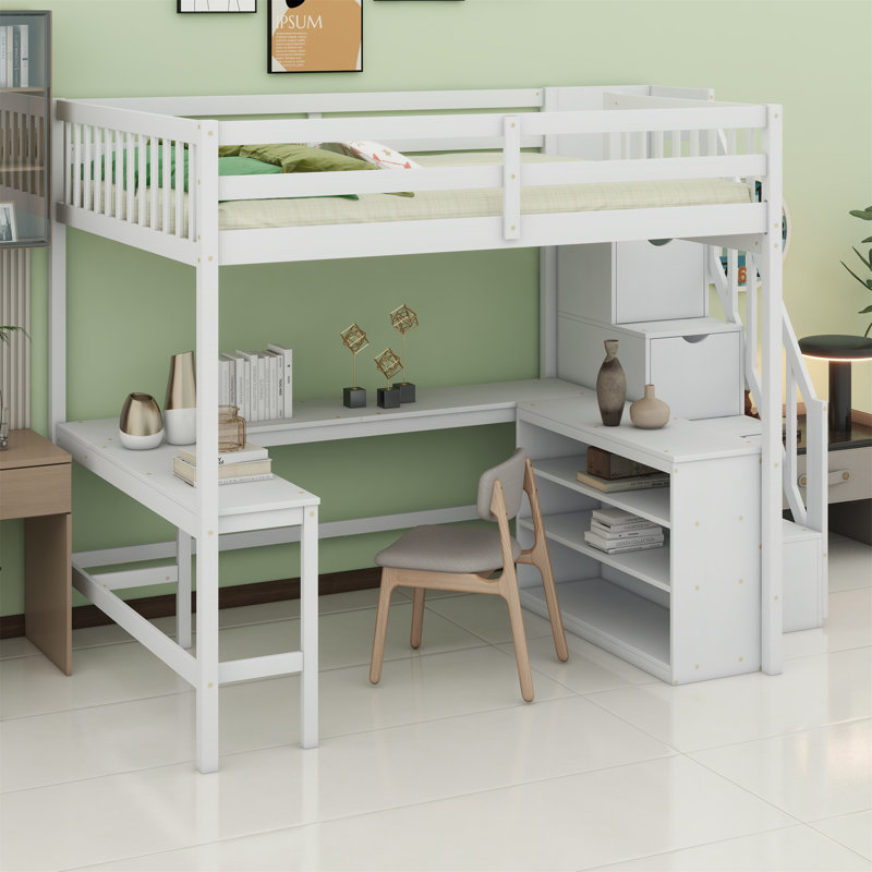 Lit mezzanine avec bureau intégré en forme de L et tablettes de rangement à trois niveaux, et escalier de rangement attaché