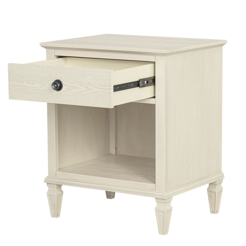 Crème antique, conception d'inspiration française, table de chevet, option de rangement ouvert, 1 tiroir, tablette, finition naturelle, détails en brosse métallique, tiroirs pleine extension, assemblage des pieds, placage de bois, contreplaqué, pieds solides