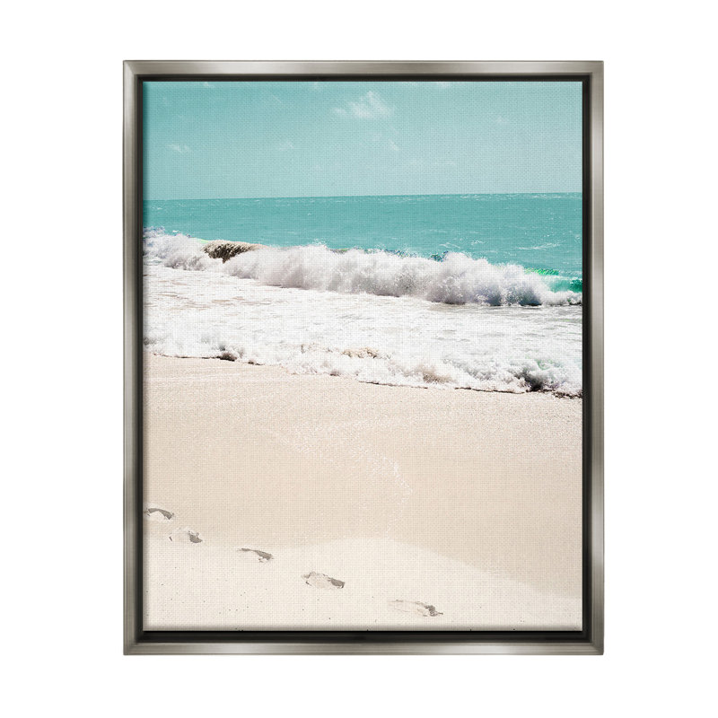 "Footprints On Beach Shore" par Bill Carson, photographie sur toile, Cadre flottant gris lustré, H 31 po x l 25 po