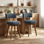 Tabouret de bar pivotant rembourré avec structure en bois massif et repose-pieds plaqué or-129235217