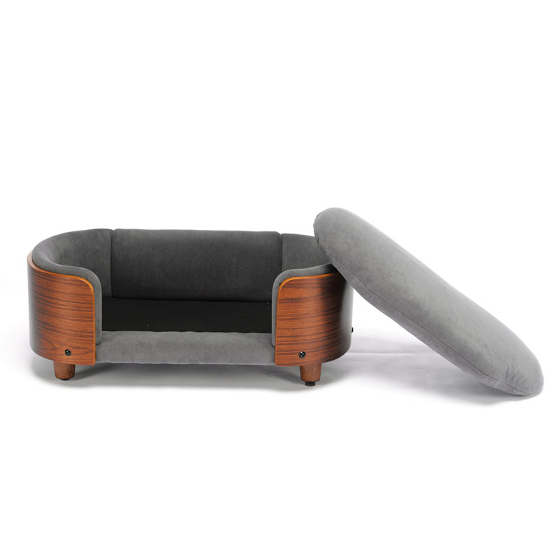 Lit pour chien surélevé de style scandinave avec pattes en bois massif et dossier en bois courbé, coussin en velours