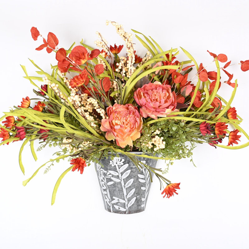 Fleurs de pivoines dans un vase, arrangement de fleurs artificielles avec vase en métal