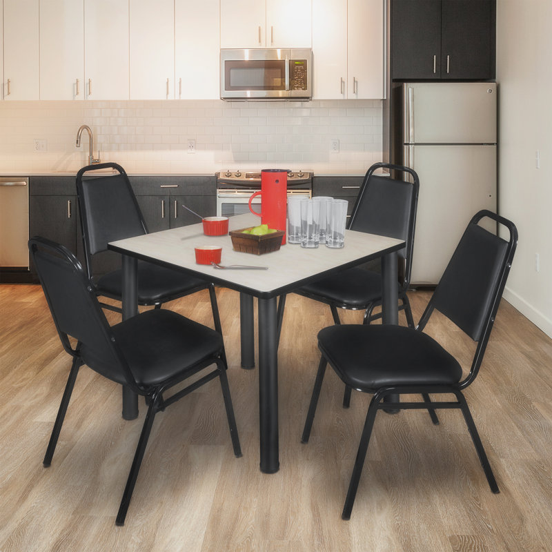 Plateau de table Kee Square, 4 chaises empilables, H 29 po x l 42 po x P 42 po, Noir, Érable