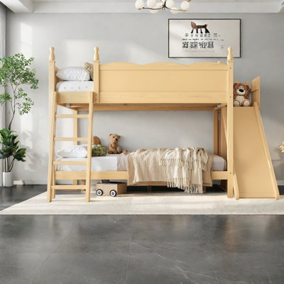 Lit double au dessus d'un lit double avec tablettes coulissantes et de rangement, maison moderne en bois massif naturel