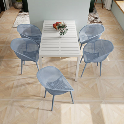 Ensemble de 2 chaises longues bleues en polypropylène de haute qualité pour l'intérieur et l'extérieur. Durabilité toutes saisons et aucun entretien. Assemblage de 90 secondes avec guide visuel. Support ergonomique de 300 lb. Maille