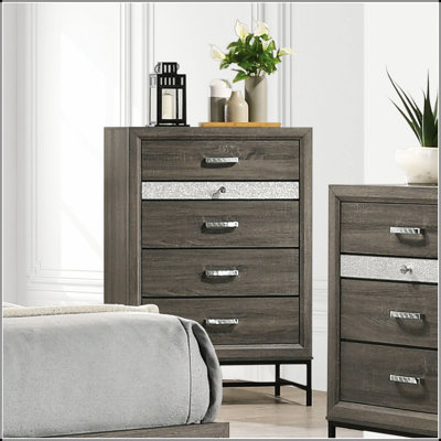 Commode à 4 tiroirs de style contemporain avec pieds en métal, poignées en acrylique et finition grise pour les chambres modernes