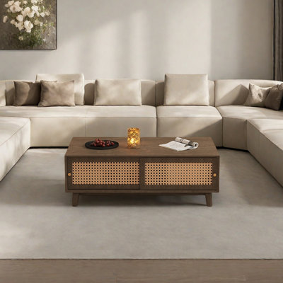 Table basse en hévéa avec portes en rotin