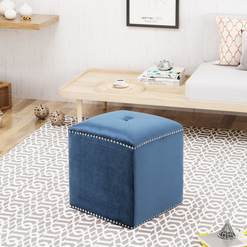 Velours doux et bleu foncé avec bordure cloutée de 16,62 po Hauteur de la décoration
