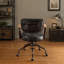 Fauteuil de bureau pivotant vintage en similicuir, orné de clous décoratifs, avec accoudoirs en bois et piètement en métal, sans relevage.-1244774036