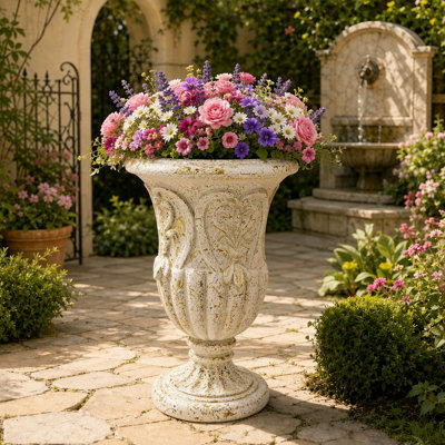Pot de fleurs en calice avec trous de drainage et détails antiques