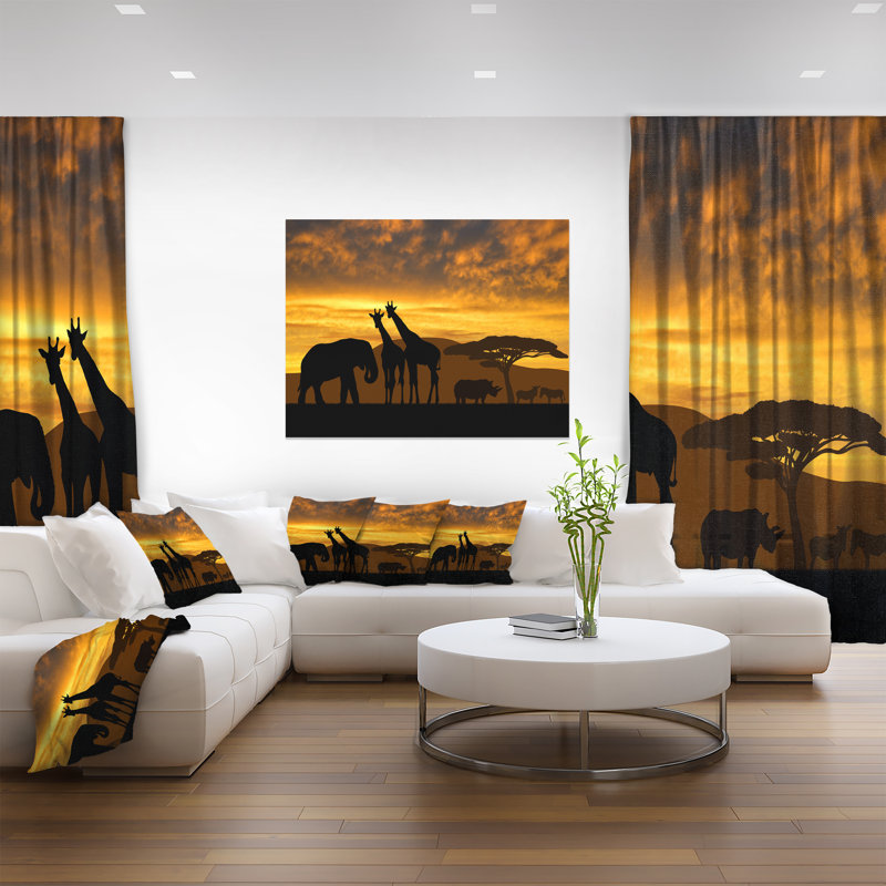 Giraffes and Elephant and Rhino - Reproduction de photo sur toile tendue, H 30 po x l 40 po x P 1 po, Toile tendue