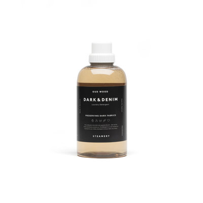 Détergent à lessive foncé et denim